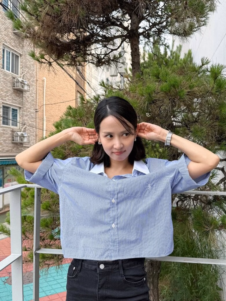 Bí quyết trẻ hoá của mỹ nhân Hàn Quốc: Quy tắc 2-4-2-4 Quy tắc 2 - 2 - 4 - 4 của Cho Yeo-jeong không đòi hỏi mỹ phẩm đắt tiền hay quy trình nhiều bước rắc rối nhưng lại đem đến hiệu quả không ngờ. Ở tuổi 44, “mỹ nhân cảnh nóng” không chỉ giữ được hình thể gợi cảm mà còn trở thành biểu tượng nhan sắc vượt thời gian tại Hàn Quốc.