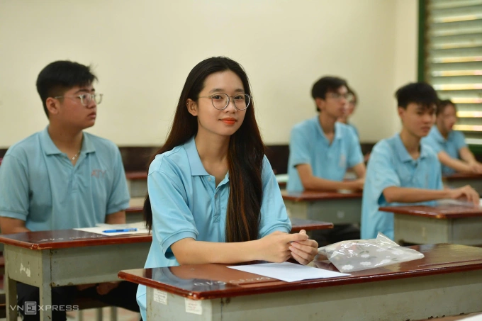 Bộ Giáo dục công bố cách tính điểm để chuyển đổi tổ hợp xét tuyển đại học Thí sinh thi tốt nghiệp THPT năm 2025 tại TP HCM. Ảnh: Thanh Tùng