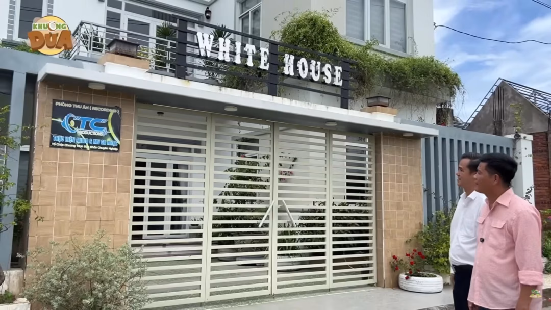Ca sĩ Chế Thanh bất ngờ về Phú Quốc sống, lý do khiến nhiều người bất ngờ Chế Thanh ( ngồi giữa)