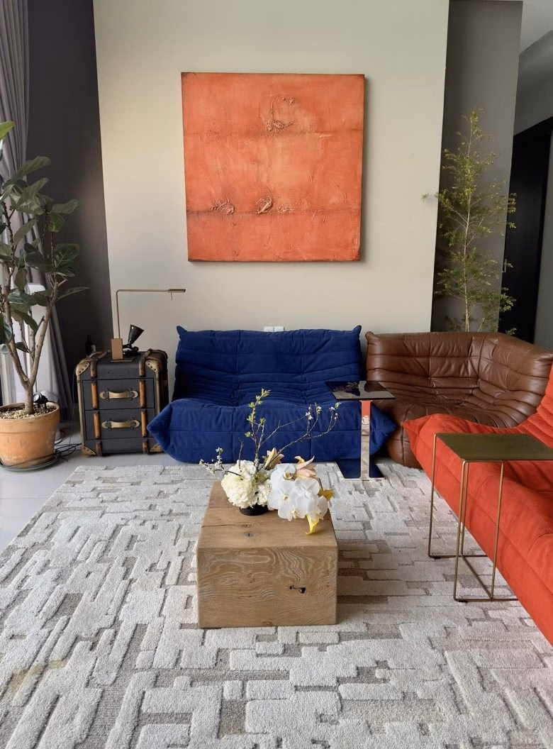 Ca sĩ Hồng Nhung chia sẻ không gian vườn yêu thích trên sân thượng penthouse "Trong nhà lúc nào cũng vui hơn nếu như mình cắm một tí ti hoa... Cắm hoa cũng ví như một hình thức thiền", Diva thổ lộ.