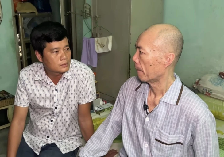 Ca sĩ Tô Thanh Phương ngã từ lầu 2, hồi hộp kể phút đối mặt tử vong Đạo diễn Khương Dừa thăm nhạc sĩ Tô Thanh Phương - Ảnh: FB Khương Dừa