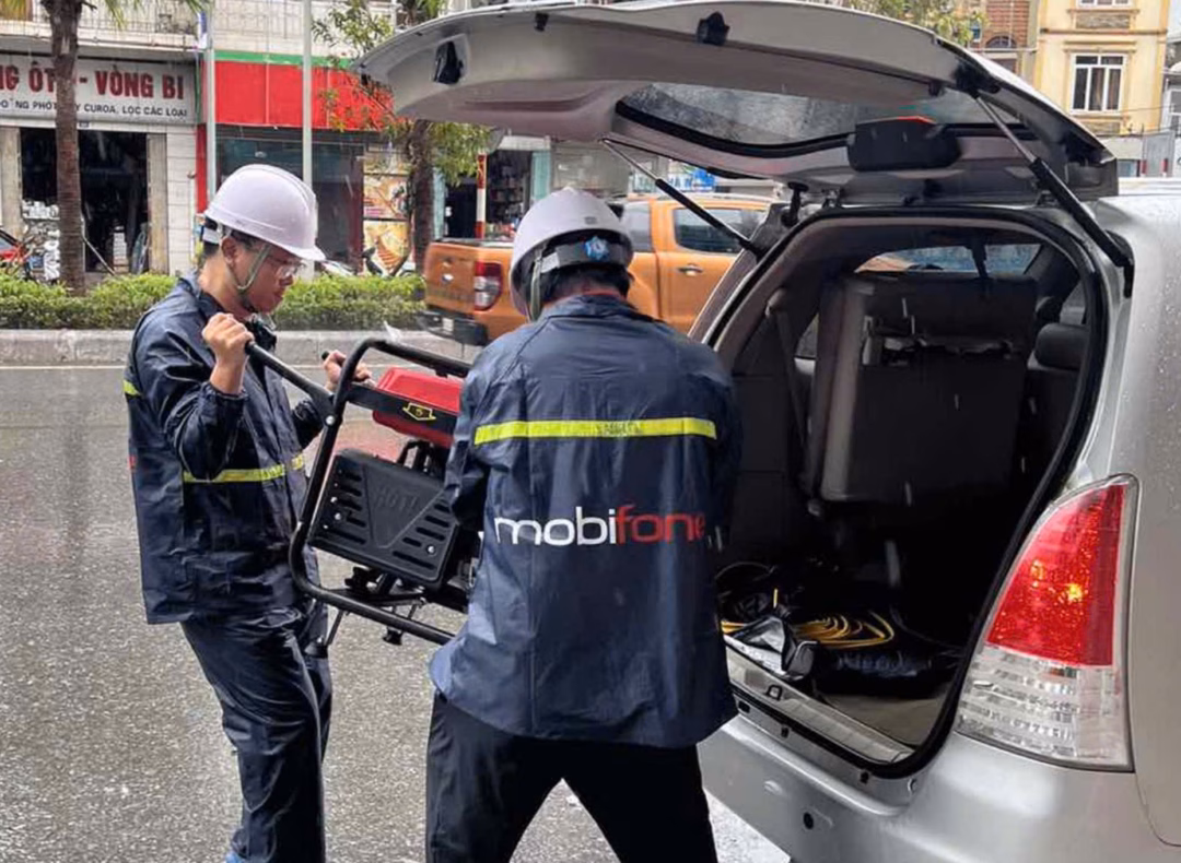 Các tổ trực ứng cứu hiện trường của MobiFone lắp đặt máy phát điện dự phòng, bảo dưỡng thiết bị. Ảnh: PV