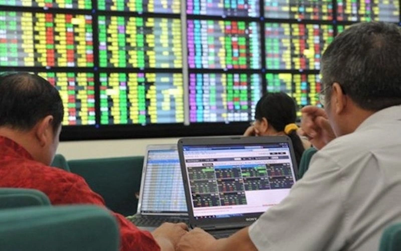 Cẩn trọng mua đuổi trên thị trường chứng khoán khi áp sát 1.500 điểm Nhà đầu tư cần thận trọng, tránh mua đuổi (Ảnh minh họa: KT)