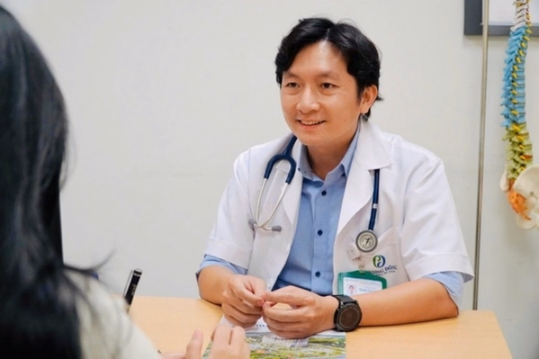 Cảnh báo nguy cơ đột quỵ có thể xảy ra bất cứ lúc nào Bác sĩ Đoàn Dư Mạnh chỉ ra các dấu hiệu cảnh báo sớm của đột quỵ (Ảnh: NVCC).