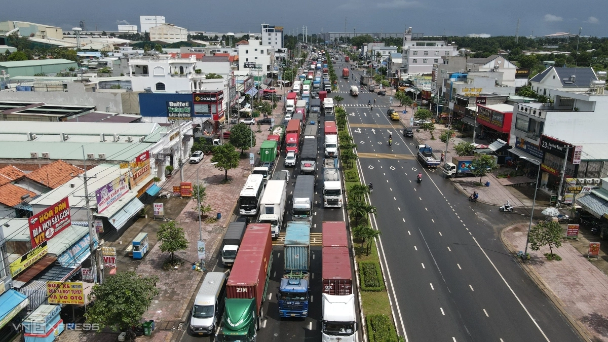 Nhiều container, xe tải, ôtô du lịch "chôn chân" trên đường 319 qua xã Nhơn Trạch chiều 17/7. Theo nhiều tài xế, do nút giao quốc lộ 51 lên cao tốc bị đóng nên nhiều phương tiện đổ về đường này để vào cao tốc TP HCM - Long Thành.