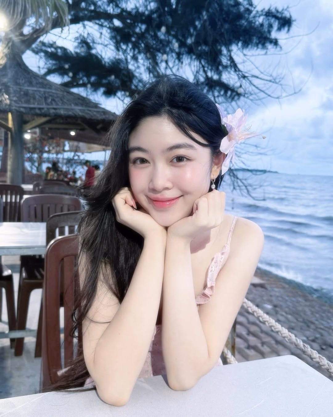 Cặp đôi Lọ Lem – Hạt Dẻ nhà Quyền Linh: Phong cách thời trang độc đáo và nhan sắc vạn người mê Diện váy hai dây dáng dài màu hồng, Lọ Lem khéo kết hợp cùng phụ kiện cài hoa đồng màu, tạo hiệu ứng tone-sur-tone hài hòa, bắt mắt. Đây cũng là kiểu phối đồ quen thuộc mà cô nàng thường ưu ái mỗi khi đi biển