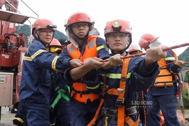 Cầu treo đứt cáp, xe bán tải và xe máy rơi xuống sông Công tác tìm kiếm ôtô rơi xuống sông đang được lực lượng chức năng khẩn trương triển khai. Ảnh: Quang Đạt