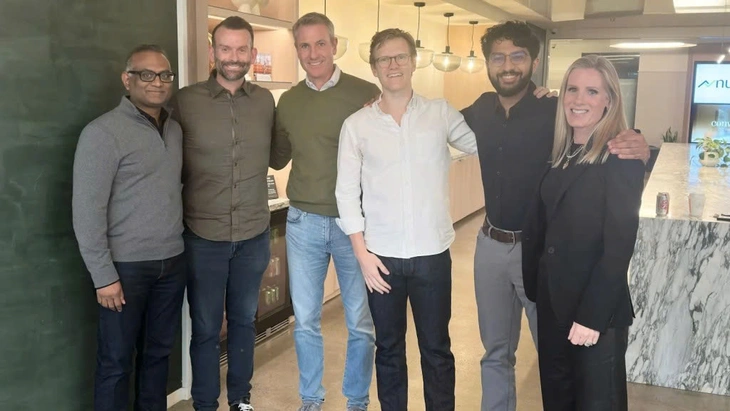 Andy Byron (thứ 3 từ trái sang) và người được cho là Kristin Cabot (ngoài cùng) chụp ảnh cùng các cộng sự - Ảnh: Reddit