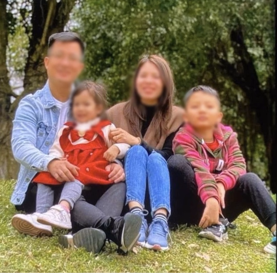 Cha mất tích, mẹ và con gái tử vong trong vụ tàu du lịch chìm ở Vịnh Hạ Long Vợ chồng anh Th. và hai con (bé trai 10 tuổi, bé gái 3 tuổi) trước khi gặp nạn thương tâm ở Hạ Long (Ảnh: Nhân vật cung cấp/báo Dân Trí).