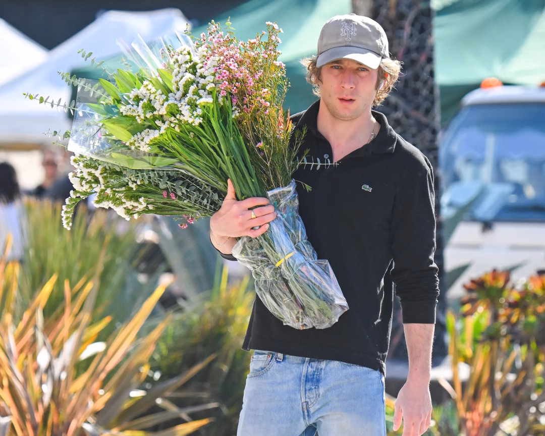 Anne Hathaway goes at the Studio City market in 2018.