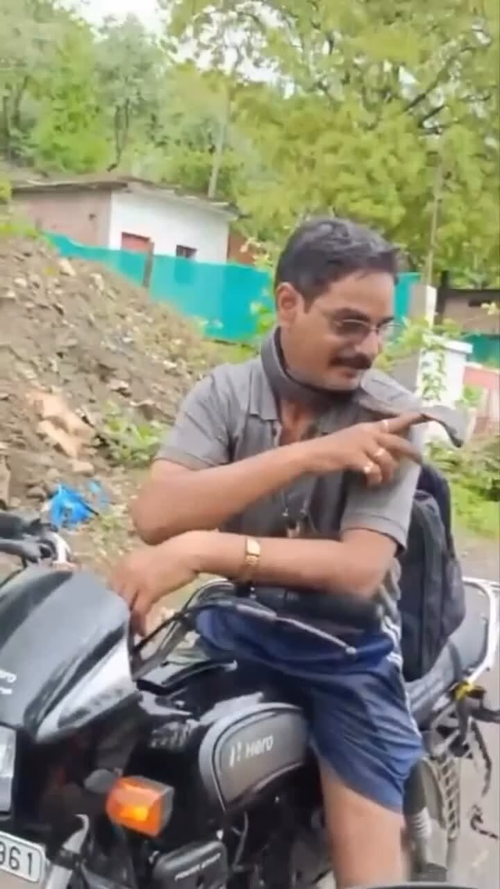 Chuyên gia bắt rắn bị rắn hổ mang cắn tử vong vì chủ quan khi quay video Ông Mahawar dùng tay chạm vào con rắn hổ mang khi người dân quay video (Ảnh: Chụp màn hình).
