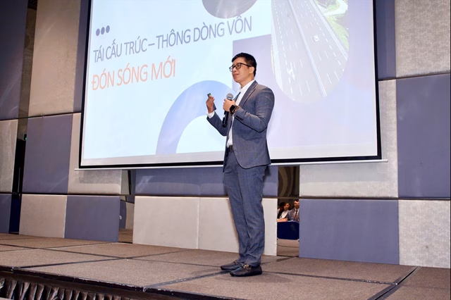 Chuyên gia dự báo GDP Việt Nam có thể đạt 9-10% trong năm 2025 Các diễn giả trả lời nhiều câu hỏi của nhà đầu tư tại buổi hội thảo - Ảnh: Huy Khải