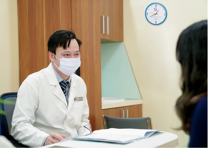 Cô gái 28 tuổi giảm 7kg sau phẫu thuật thu gọn dạ dày Bác sĩ Ngọc tư vấn cho chị Ngân trong một lần tái khám. Ảnh: Bệnh viện Đa khoa Tâm Anh