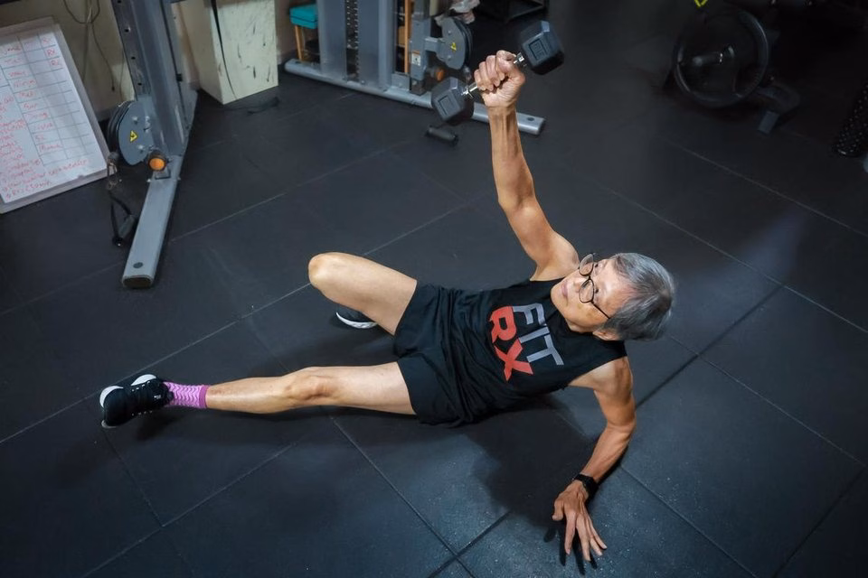 Cô gái 79 tuổi tập thể dục như vận động viên khiến nhiều người ngưỡng mộ Bà ngoại 79 tuổi khỏe hơn người bằng nửa tuổi mình: Nâng tạ đơn giản như đi dạo công viên, kéo xà 7,5kg nhẹ nhàng- Ảnh 3.