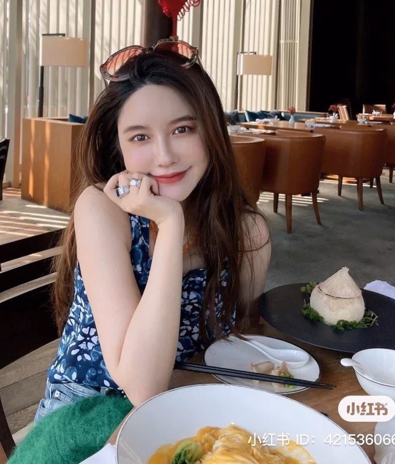 Cô người mẫu khốn đốn vì bê bối tình ái với CEO Taobao Trương Đại Dịch âm thầm "đường ai nấy đi" với Tưởng Phàm. Năm ngoái, cô thông báo kết hôn với thiếu gia Liêu Quân Hào