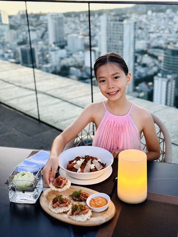 Con gái các ngôi sao Việt và bí mật về nhan sắc Để có được vẻ ngoài trổ mã cùng nhan sắc xinh xắn như vậy một phần bí quyết là do gen của bố mẹ bé Sol.