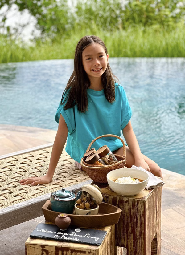 Con gái các ngôi sao Việt và bí mật về nhan sắc Nhờ mẹ dành tâm sức và thời gian như vậy nên bé Sol càng lớn càng xinh đẹp và ngọt ngào như nàng thơ nhí.