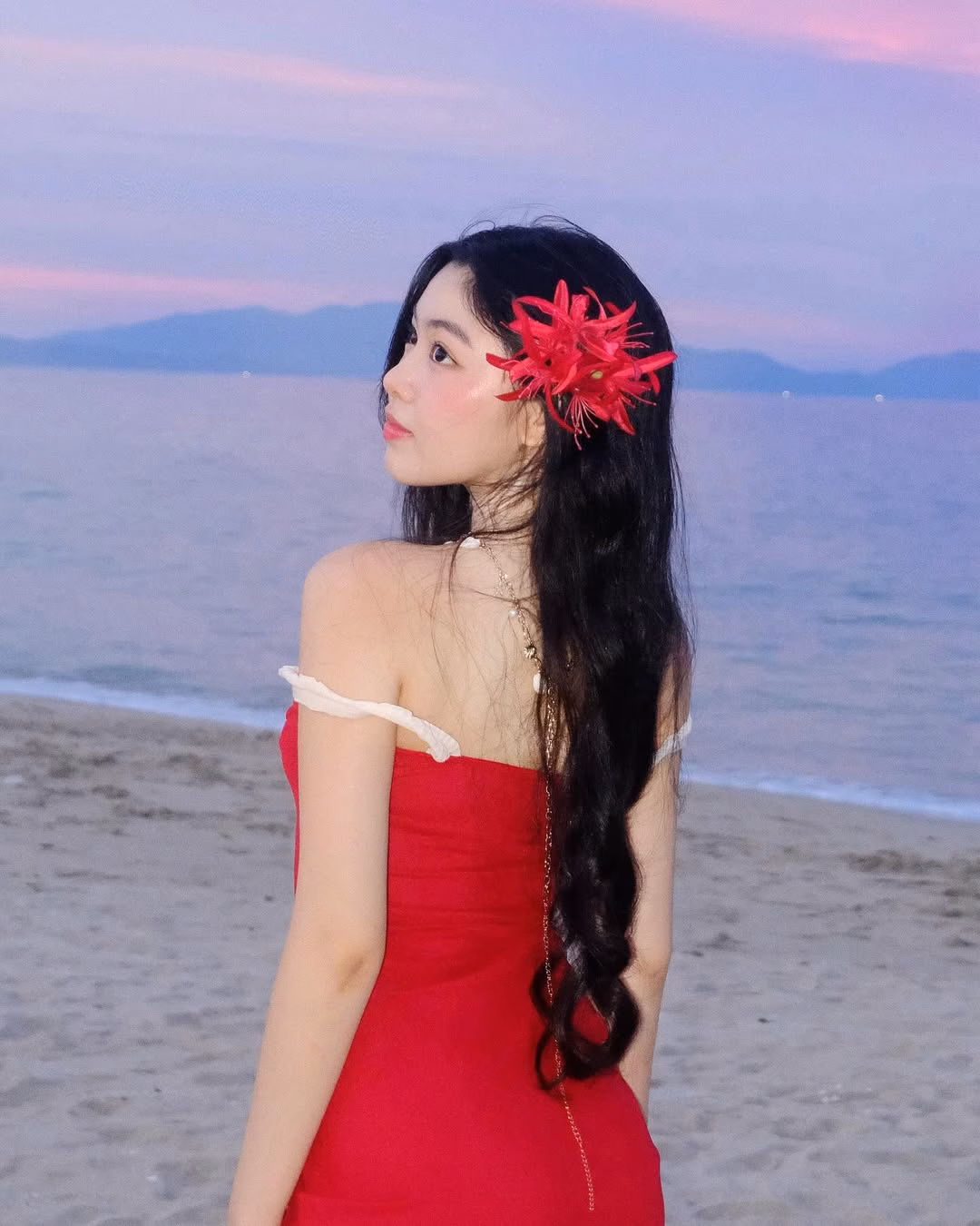 Con gái Quyền Linh曬 biển style khác biệt, visual hiện tại ra sao? Ngắm tủ đồ cuả 2 ái nữ nhà Quyền Linh: Cô chị là