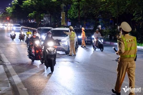 CSGT Hà Nội hóa trang xử lý tài xế say xỉn vẫn lái xe