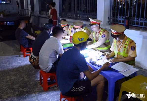 CSGT Hà Nội hóa trang xử lý tài xế xe máy, ô tô vi phạm nồng độ cồn