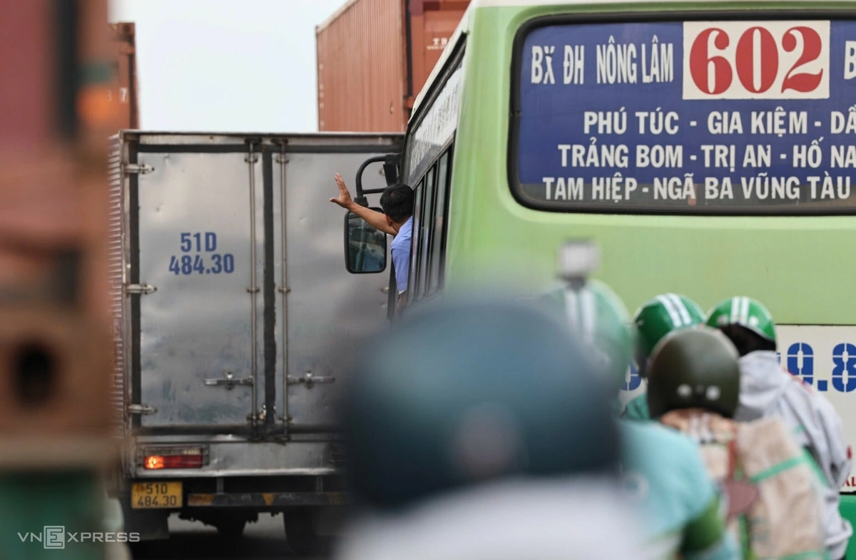 Cửa ngõ TP HCM kẹt cứng vì nút giao Tân Vạn đóng cửa Nhân viên xe buýt 602 đưa tay ra hiệu để xin rẽ trái vào cầu vượt Tân Vạn.