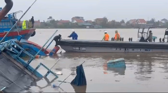 Cục CSGT cứu 9 người thoát chết khi tàu cá bị lật trên sông ở Quảng Ninh Chiếc tàu cá bị chìm. Video: Cục CSGT
