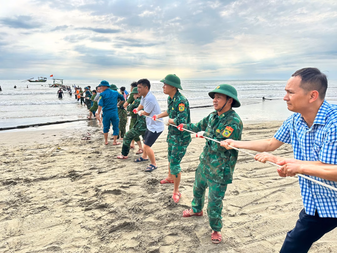 Cứu sống 30 người trên tàu du lịch bị chìm ở biển Thiên Cầm Lực lượng Biên phòng Lạch Kèn cùng người dân lai dắt tàu gặp nạn vào bờ. Ảnh: CTV