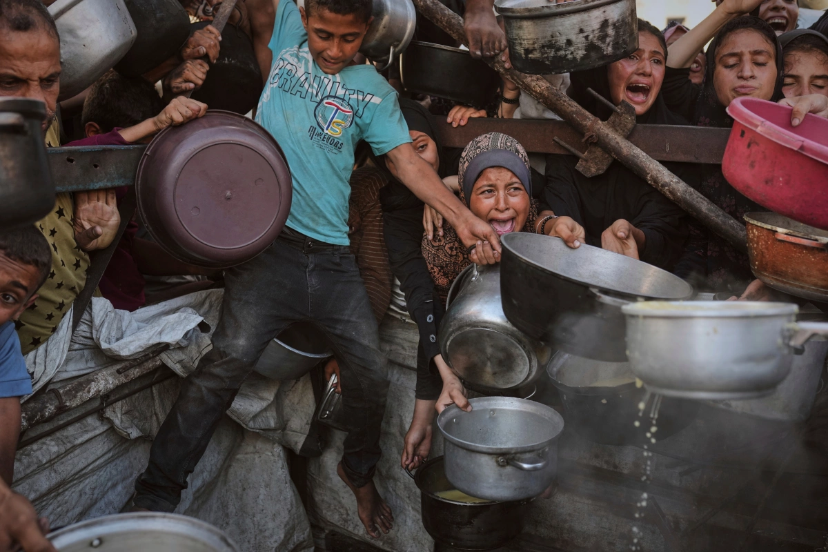 Dải Gaza đối mặt nạn đói thảm khốc giữa chiến tranh Israel-Hamas Người dân Palestine tuyệt vọng chìa nồi, thau, chậu đủ kích cỡ để nhận đồ ăn cứu trợ ở Gaza City, trong đó có nhiều trẻ em.