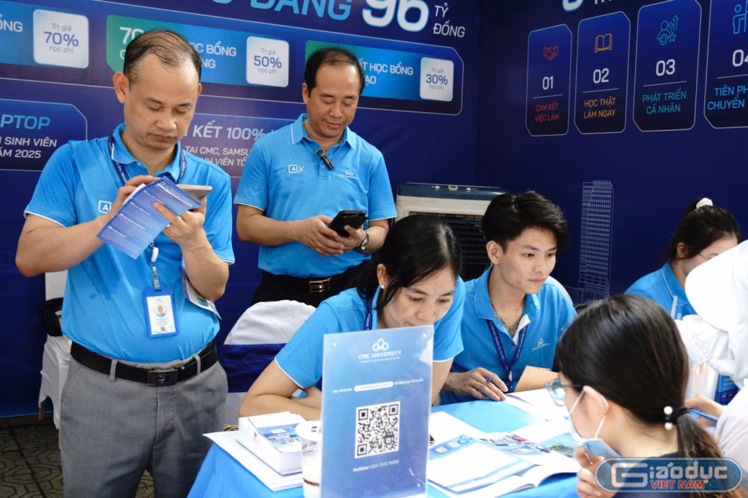 Đại học CMC: Điểm chuẩn có thể giảm, thí sinh đổ xô tìm hiểu ngành công nghệ vi mạch bán dẫn Trường Đại học CMC đặt mục tiêu ghi tên vào bảng xếp hạng QS. Ảnh: Ngọc Huyền