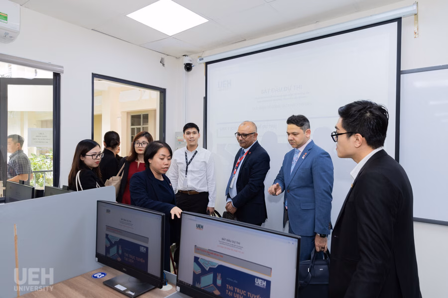 PGS.TS. Bùi Quang Hùng, Phó Giám đốc UEH giới thiệu về Trung tâm thi chứng chỉ ACCA trên máy tính tại trường. Ảnh: UEH