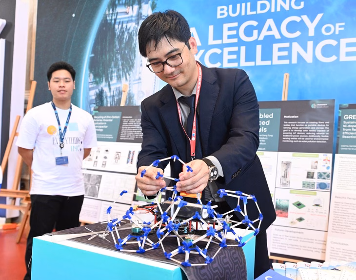 Đề xuất loại bỏ trần lương để thu hút nhân tài ở lại và về nước Diễn đàn Trí thức trẻ Việt Nam toàn cầu lần thứ VI tập trung vào các chủ đề trí tuệ nhân tạo, chuyển đổi số để phát triển đất nước - Ảnh: ĐĂNG HẢI