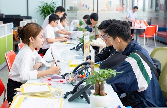 Điểm chuẩn đại học có tổ hợp D01, B00 năm 2025 sẽ giảm sâu Thí sinh tìm hiểu việc xét tuyển vào ĐH sáng 16.7 ngay khi biết điểm thi tốt nghiệp THPT