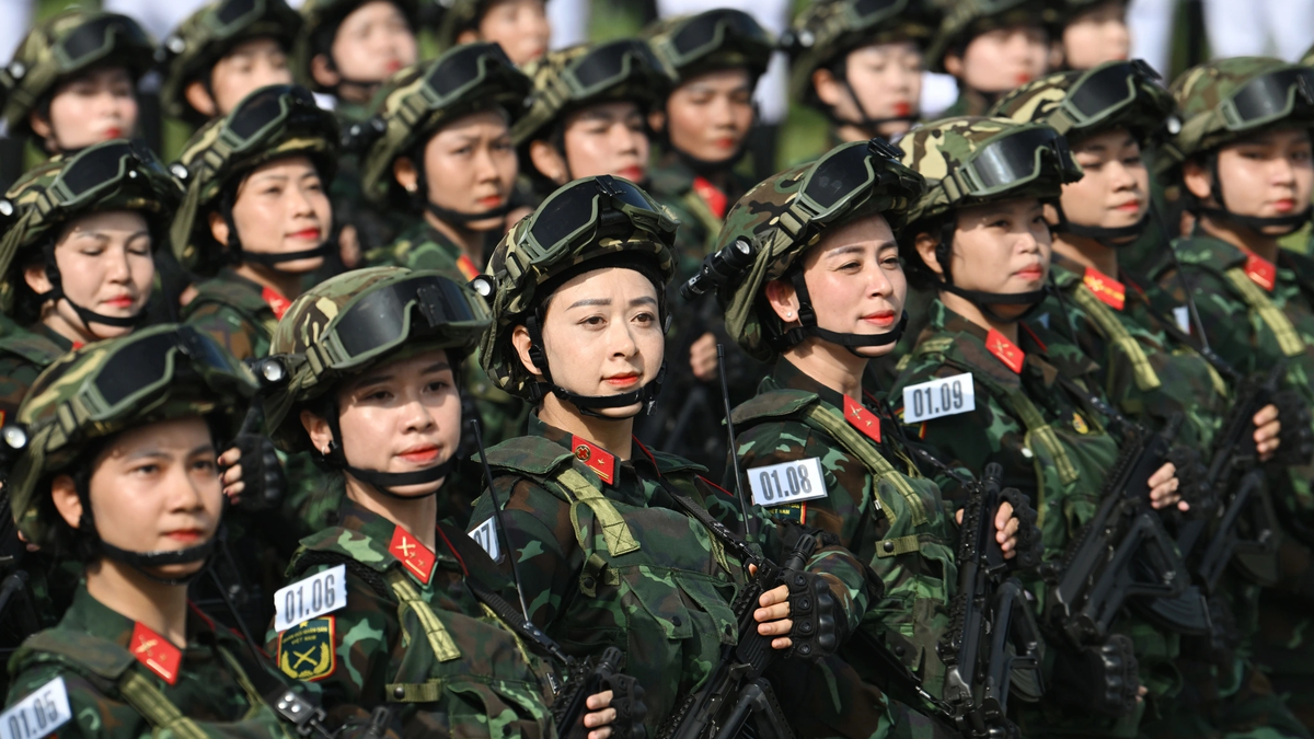 Điểm chuẩn Đại học Tài chính Ngân hàng Hà Nội 2024 và 2023 cho các ngành hot Các nữ chiến sĩ rạng ngời trong buổi tổng hợp luyện diễu binh 2/9