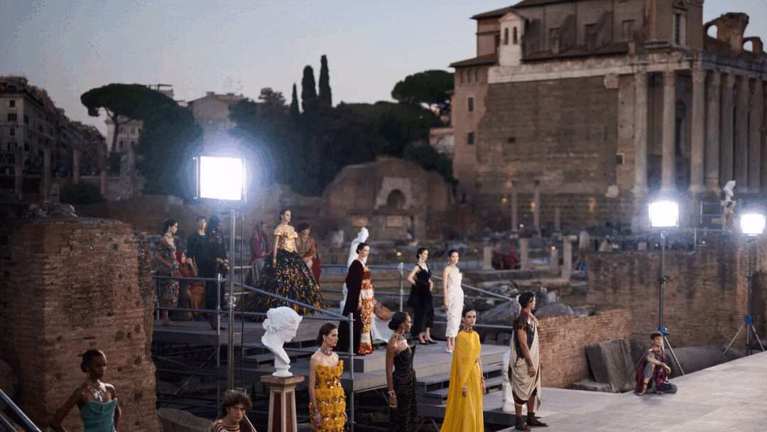 Dolce & Gabbana thổi hồn vào không gian lịch sử của Rome với bộ sưu tập Alta Moda 2025 Thời trang Ý tỏa sáng ở thành Rome - Ảnh 2
