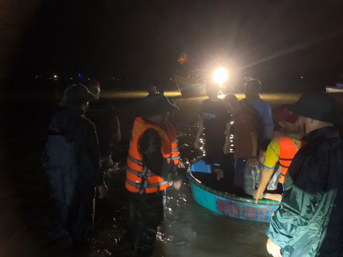 Lực lượng chức năng đã cứu hộ thành công 30 du khách và 4 thuyền viên