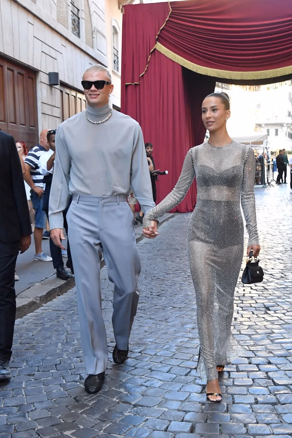 Erling Haaland cùng bạn gái xuất hiện ấn tượng tại sự kiện thời trang Dolce & Gabbana Bạn gái Haaland khoe trọn vóc dáng với đầm xuyên thấu. Ảnh: Splash