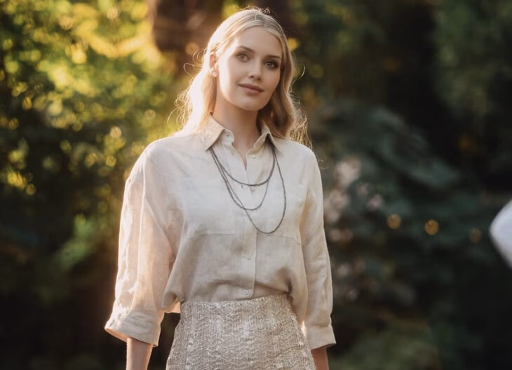 Giới thiệu về Kitty Spencer: Người mẫu hoàng gia với phong cách quý tộc Ngày 16-10-2024, tại Lễ trao giải Centrepoint Awards diễn ra ở Bảo tàng Anh (British Museum), Kitty Spencer xuất hiện rạng rỡ trong chiếc đầm ren xuyên thấu tinh xảo của Mary Katrantzou, nổi bật với họa tiết Venice và thêu hoa. Cô búi tóc gọn gàng, phối cùng trang sức kim cương De Beers sang trọng - Ảnh: Samir Hussein