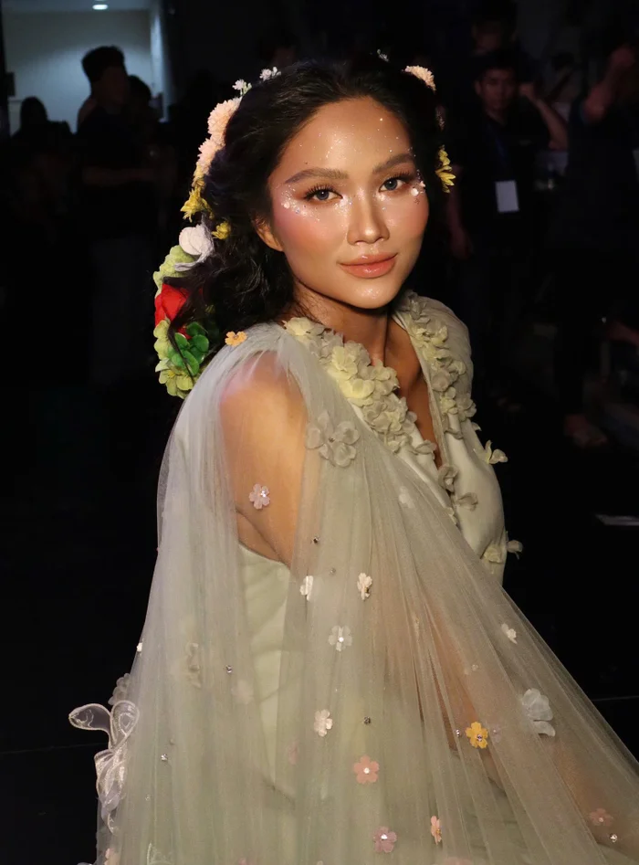 H’Hen Niê được ông xã Tuấn Khôi làm ngọt sủng giữa thai kỳ