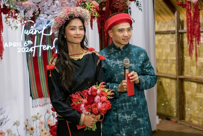 H’Hen Niê được ông xã Tuấn Khôi làm ngọt sủng giữa thai kỳ Vợ chồng H'Hen Niê tổ chức đám cưới giản dị, hạnh phúc ở quê nhà. (Ảnh FBNV)