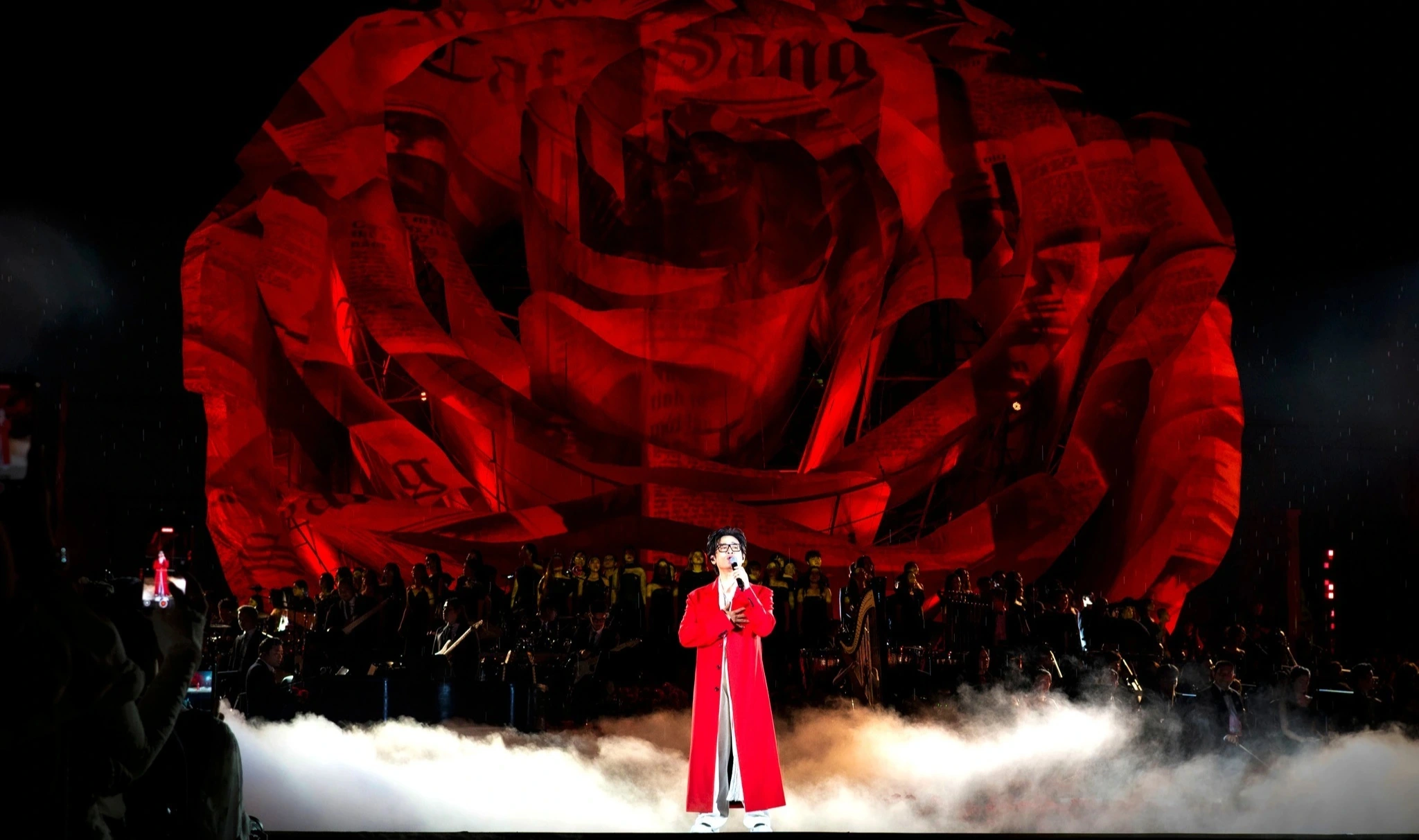 Hà Anh Tuấn tôn vinh áo dài Việt Nam tại concert ở Mỹ 2 đêm diễn tại TP.HCM thu hút đông đảo khán giả tham dự