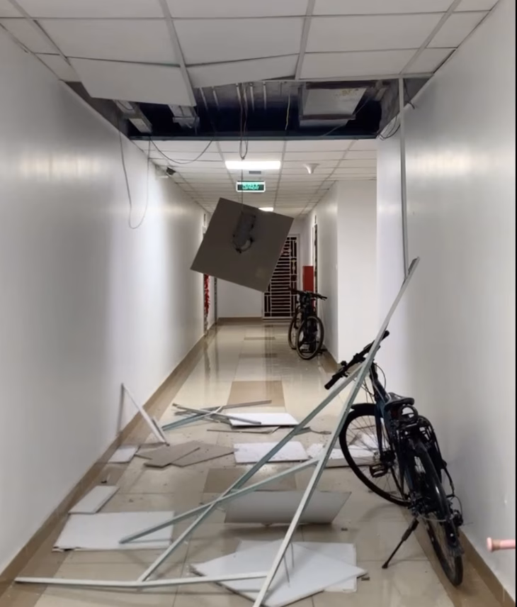 Hà Nội hứng mưa lớn, cảnh báo gió giật mạnh do ảnh hưởng bão số 3 Gió lớn đã khiến trần thạch cao của tòa nhà chung cư bị đổ xuống sàn - Ảnh: CTV