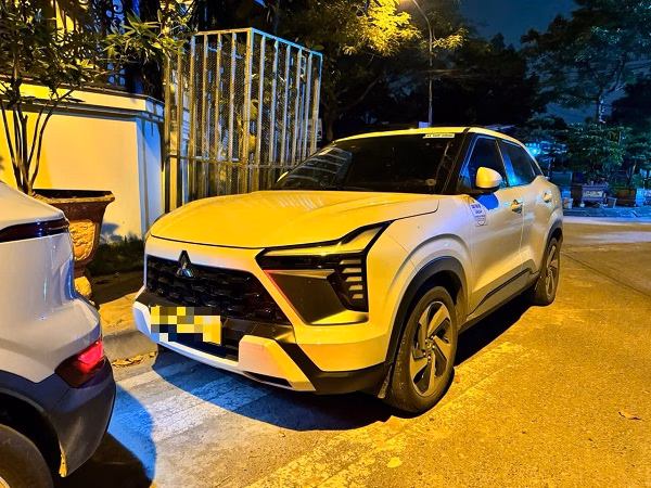 Hà Nội: Phối hợp chặt xử lý ‘đinh tặc’ tại chung cư Tecco Chiếc xe này đỗ sau xe ông N.V.D cũng bị "bẫy" đinh tương tự ở bánh sau bên phụ. Ảnh người dân cung cấp.