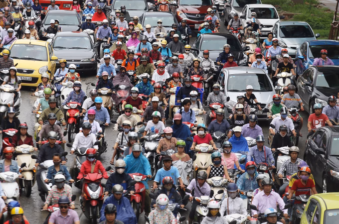Hà Nội tính cấm xe máy xăng trong vành đai 2 từ năm 2028 Mật độ dân số và phương tiện ở các quận trung tâm Hà Nội rất lớn. Ảnh: Ngọc Thành