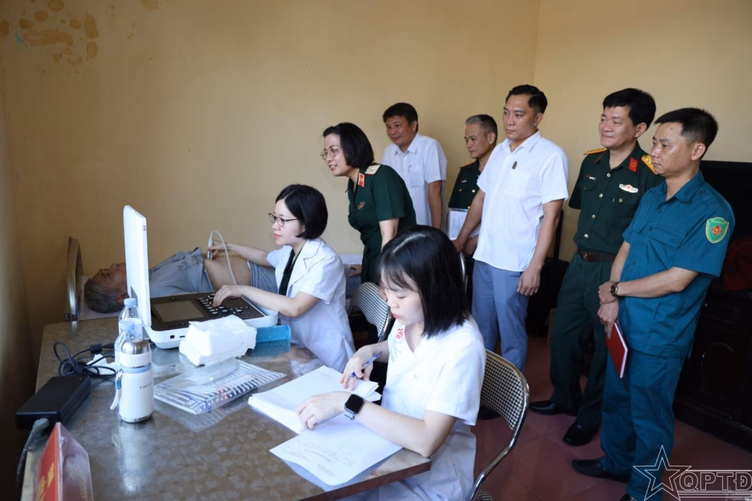 Hà Nội tổ chức khám bệnh miễn phí cho người dân chính sách Tặng quà cho các đối tượng chính sách tiêu biểu trên địa bàn.