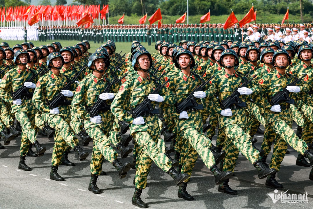 Hà Nội tổng hợp luyện diễu binh mừng Quốc khánh 2/9 với 18 khối đứng và 43 khối đi Khối chiến sĩ Phòng hóa với trang phục diễu binh màu vàng xanh nổi bật. Ảnh: Bảo Kiên