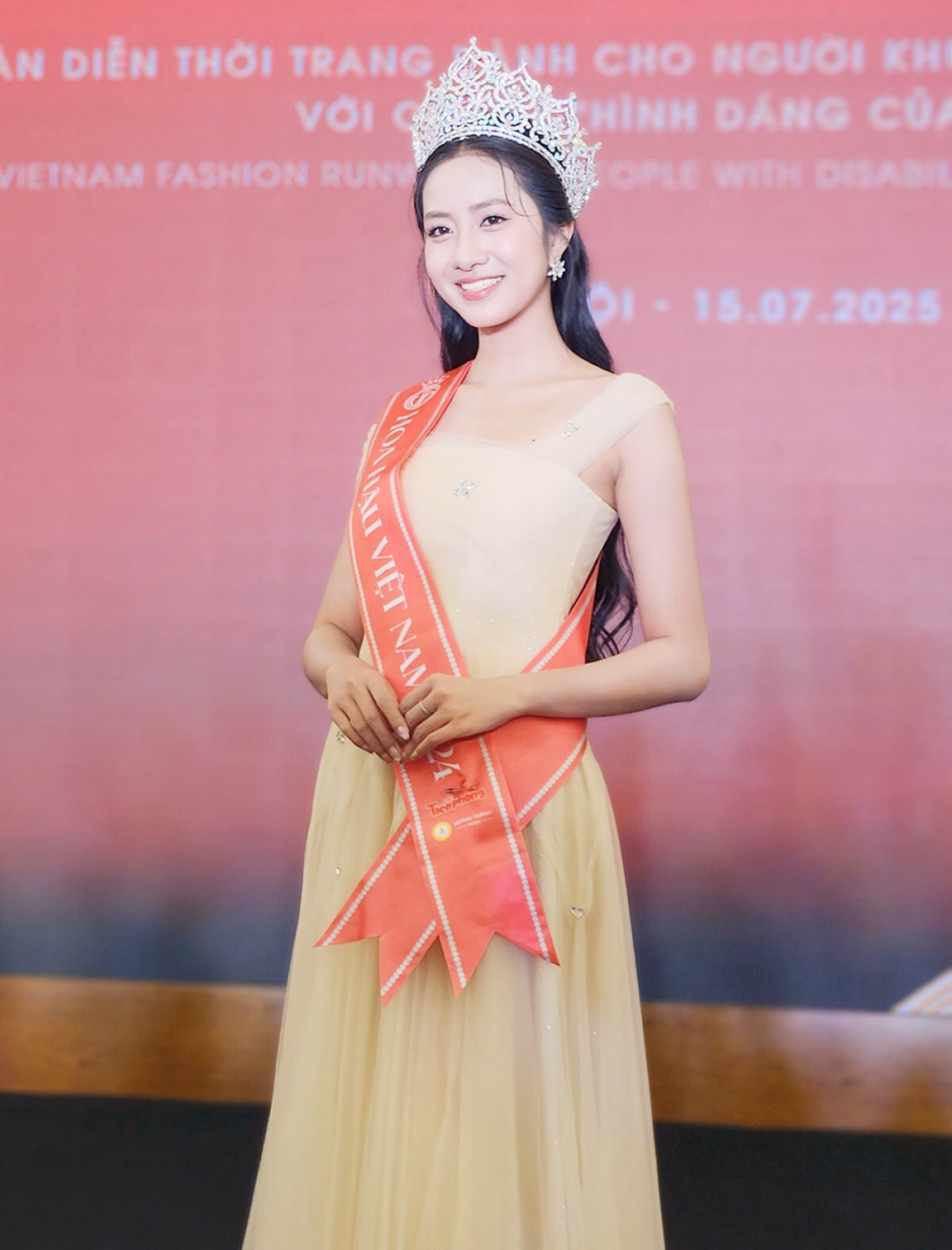Hà Trúc Linh và Nguyễn Sơn Lâm trở thành đại sứ chương trình thời trang cho người khuyết tật Diễn giả Sơn Lâm cùng hoa hậu Hà Trúc Linh tại họp báo.