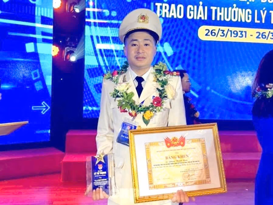 Hai cán bộ Công an Nghệ An thắp sáng hình ảnh người chiến sĩ vì dân phục vụ Thiếu tá Phạm Thanh Nam – cán bộ tham mưu sắc sảo, thủ lĩnh Đoàn nhiệt huyết, người luôn lan tỏa tinh thần trách nhiệm, sống đẹp, sống cống hiến. Trong anh là sự kết tinh giữa bản lĩnh nghiệp vụ và trái tim tình nguyện của người chiến sĩ Công an nhân dân