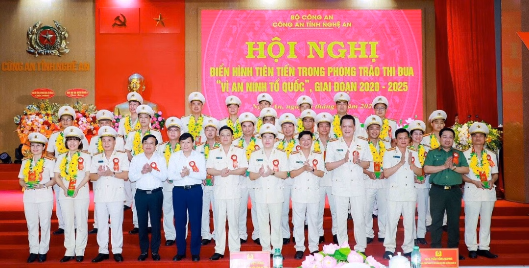 Hai cán bộ Công an Nghệ An tiêu biểu với lời thề vì nhân dân phục vụ Thiếu tá Phạm Thanh Nam – cán bộ tham mưu sắc sảo, thủ lĩnh Đoàn nhiệt huyết, người luôn lan tỏa tinh thần trách nhiệm, sống đẹp, sống cống hiến. Trong anh là sự kết tinh giữa bản lĩnh nghiệp vụ và trái tim tình nguyện của người chiến sĩ Công an nhân dân