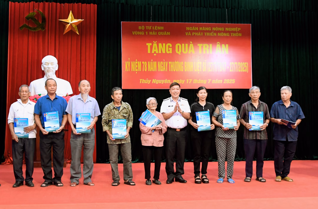 Hải quân tặng quà gia đình chính sách tại Hải Phòng dịp kỷ niệm 78 năm Ngày thương binh, liệt sĩ Đồng chí Chính uỷ Vùng 1 tặng quà các gia đình chính sách