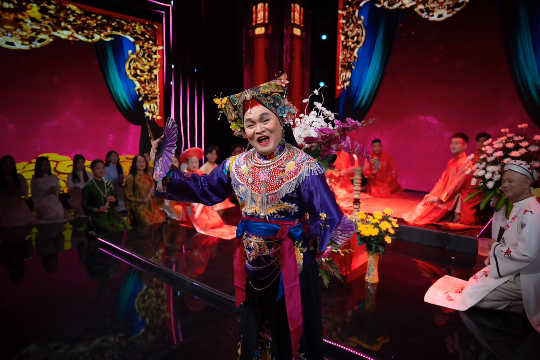 Xuân Hinh biểu diễn trong chương trình (Ảnh: VTV).